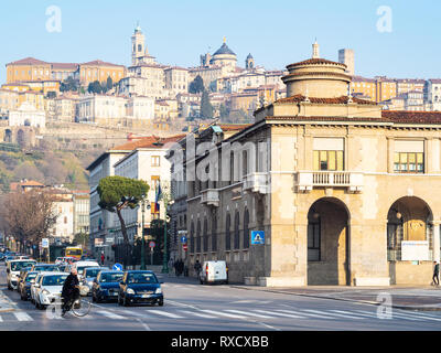 BERGAMO, Italien - 19 Februar 2019: Menschen und Autos auf der Straße Viale Roma und Blick auf die Citta Alta (Oberstadt). Bergamo ist die Hauptstadt der Provinz. Stockfoto