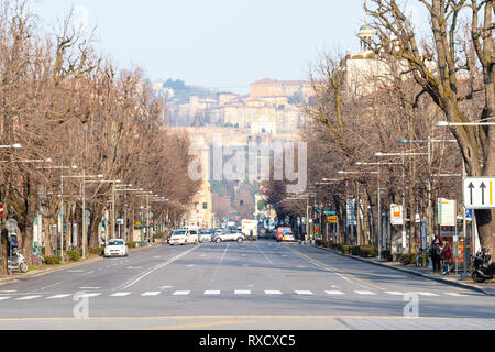 BERGAMO, Italien - 19 Februar 2019: Personen und Blick auf die Straße Viale Papa Giovanni XXIII und der Skyline von Oberstadt. Bergamo ist die Hauptstadt der Provinz Stockfoto