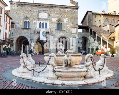 BERGAMO, Italien - 19 Februar 2019: Touristen in der Nähe von Palazzo della Ragione und Contarini Brunnen auf der Piazza Vecchia Square in Citta Alta (obere Stadt) Stockfoto