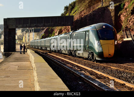 Ein IET der GWR-Klasse 800, angeführt von dem Kraftwagen Nr. 800316, der Dawlish unter der Rockstone Black Bridge mit dem Paignton 1132 nach Paddington, 09.01.2019, verlässt. Stockfoto