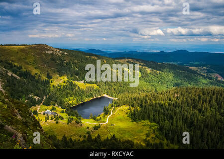 Vogesen Sommer Landschaft aus dem Gazon du Faing mit Blick auf die forlet See (oder "Lac des Truites"), Frankreich. Stockfoto