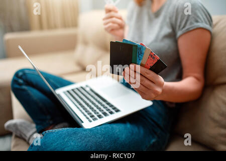 Online Shopping zu Hause. Hände halten Kreditkarten und mit Laptop vor dem Kauf in einem Online Shop Stockfoto