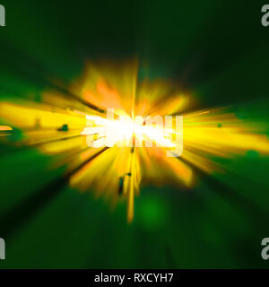 Hell leuchtende abstrakte Blast oder Explosion auf einem grünen Hintergrund mit strahlenden Gelb Strahlen vom hellen Zentrum über einen tiefen grünen Hintergrund in Stockfoto