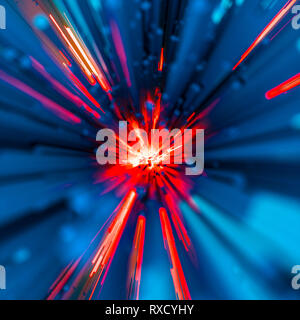 Furious blast oder Explosion Design mit Square, dunkelblaue Balken auf einem leuchtend roten, glänzenden Kulisse im quadratischen Format. Power Energy Tunnel Stockfoto