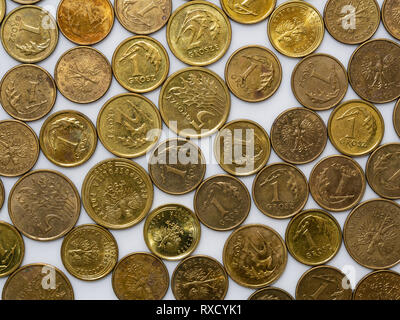 Verstreuten Münzen. Gelbe Münzen auf die Theke verstreut. Finanzielle, Sparen, verdienen Konzepte. Stockfoto