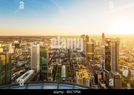 Skyline der Stadt Frankfurt bei Sonnenuntergang, Deutschland Stockfoto