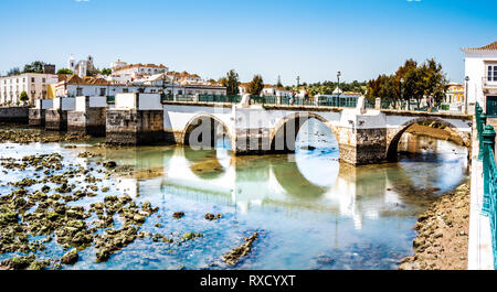 Historische Brücke in Tavira, Algarve, Portugal, Europa Stockfoto