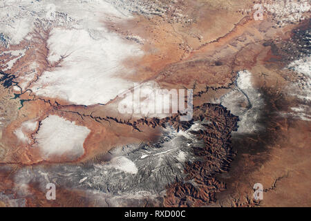 Höhe Blick auf den Grand Canyon mit frischen Schnee. Stockfoto