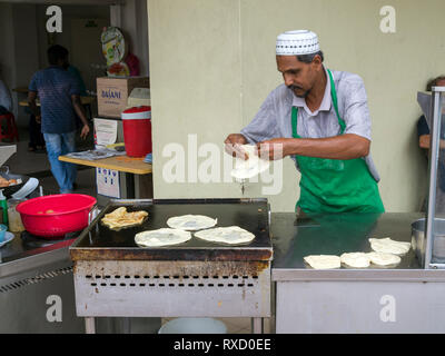 Ein Mann Roti, cenai an einer Straßenecke in Georgetown, Penang. Roti Cenai ist eine Indische beeinflusst dünne Brot zubereitet auf einem TAVA und serviert mit Dahl Stockfoto