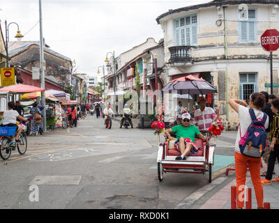 Touristen auf Armenian Street in Georgetown, Penang. Im Herzen des World Heritage District, die Straße ist bekannt für seine alten Clan Tempel bekannt und Stockfoto