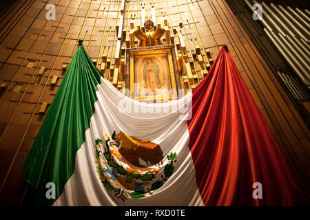 Der Altar mit dem ursprünglichen Bild Unserer Lieben Frau von Guadalupe, verziert mit einer mexikanischen Flagge in der Basilika Nuestra Señora de Guadalupe in Mexiko Stadt, Mexic Stockfoto