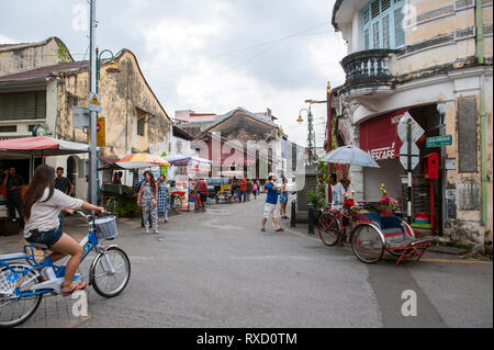 Touristen auf Armenian Street in Georgetown, Penang. Im Herzen des World Heritage District, die Straße ist bekannt für seine alten Clan Tempel bekannt und Stockfoto