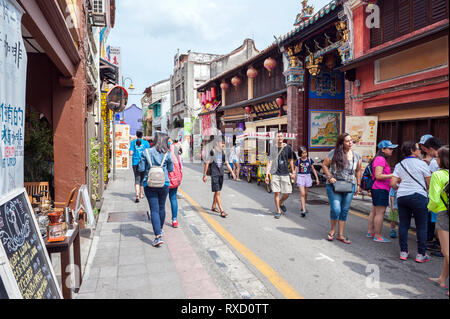 Touristen auf Armenian Street in Georgetown, Penang. Im Herzen des World Heritage District, die Straße ist bekannt für seine alten Clan Tempel bekannt und Stockfoto