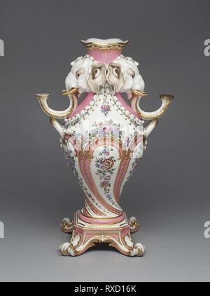 Elefant Armleuchter Vase (Vase à Tête d'Eléphant). Sèvres Porzellan Manufaktur; Französisch, gegründet 1740; Design zugeschrieben, Jean-Claude Duplessis (Französisch, aktive 1745/48 -1774, gestorben 1783), gemalt von Pierre-Louis-Philippe Armand (Französisch, aktive 1758-1781). Datum: 1757-1758. Abmessungen: 39,2 cm (15 5/6 in.). Weiche Hartporzellan, mehrfarbigen Emaillen, und Vergoldung. Herkunft: Sèvres. Museum: Das Chicago Art Institute. Thema: Herstellung nationale de Sevres. Stockfoto