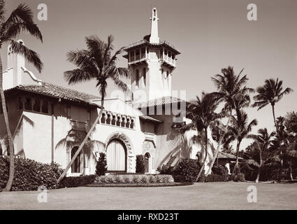 Mar-a-Lago (Spanisch für EA-zu-See') wurde das ehemalige Anwesen von Marjorie Merriweather Post und ist der 'Weißen Haus' und persönlichen Residenz von US-Präsident Donald Trump in Palm Beach, Florida. Die 62.500 Quadratfuß-Haus beherbergt auch die Mitglieder - nur Mar-a-Lago Club. Zwischen 1924 und 1927 Erbaut, das Anwesen erstreckt sich vom Intracoastal Waterway (See Wert) auf den Atlantik auf der vorgelagerten Insel von Palm Beach. Stockfoto