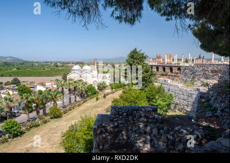 Blick auf das 14. Jahrhundert? sa Bey Moschee aus dem 6. Jahrhundert byzantinische Basilika des Hl. Johannes in Selçuk, Türkei. Stockfoto