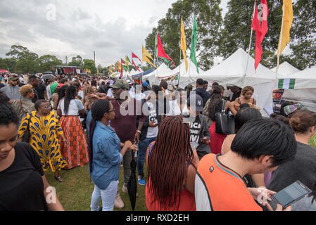 9 Mar 2019, die Menschen warten in Linie an die umfangreiche Garküchen an der Africultures Festival in Lidcombe, Sydney Australien. Stockfoto