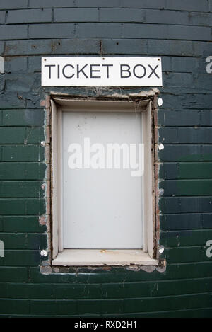 Ein altes ticket Box zu einem lokalen Sport Stadion, meist überflüssig Mit online Buchung Systeme Stockfoto