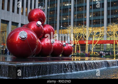 New York, USA - Sep 2018 - Weihnachten Dekoration, riesige rote Kugeln neben Radio City Music Hall, das Rockefeller Center Stockfoto
