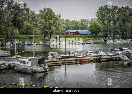 Belgrad, Serbien - 9. April 2016: Ein kleiner Hafen an der Ada See in Belgrad im Frühjahr Stockfoto