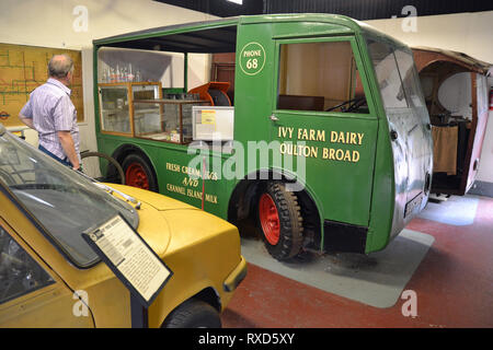 Alte Milch Schwimmer in der East Anglia Transport Museum, Carlton Colville, Lowestoft, Suffolk, Großbritannien Stockfoto