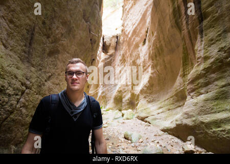 Junge kaukasier Tourist in schönen Avakas Schlucht Tal während des Trekking. Landschaft auf Zypern Insel genommen. Stockfoto