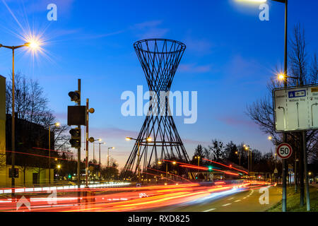 München, München: Skulptur Mae West in Munich-Bogenhausen, von Rita McBride entwickelt, benannt nach der Schauspielerin, Straßenverkehr am Mittleren Ring (Mitte R Stockfoto