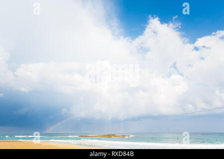 Schöne Kap Greco Protaras Bild Strand Küste voller Rock bei bewölktem Wetter. Landschaft mit Regenbogen auf Zypern Insel genommen. Stockfoto