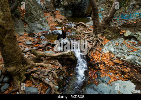 Junge kaukasier Tourist auf dem schönen Wanderweg zur Millomeris Wasserfall während des Trekking. Landschaft im Troodos-Gebirge auf Zypern Insel genommen. Stockfoto