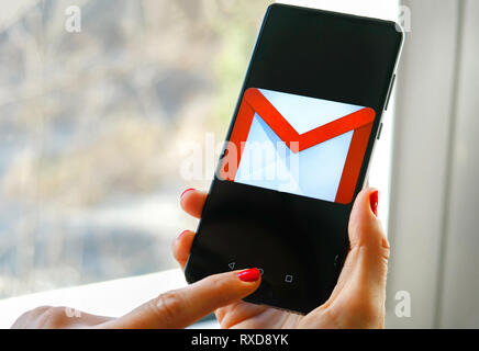 Hand E-Mails von Google Gmail App auf dem Smartphone Stockfoto