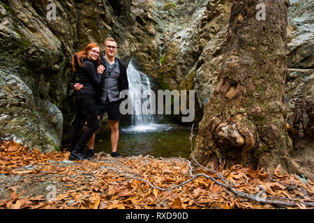 Junge kaukasier Tourist auf dem schönen Wanderweg zur Millomeris Wasserfall während des Trekking. Landschaft im Troodos-Gebirge auf Zypern Insel genommen. Stockfoto