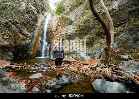 Junge kaukasier Tourist auf dem schönen Wanderweg zur Millomeris Wasserfall während des Trekking. Landschaft im Troodos-Gebirge auf Zypern Insel genommen. Stockfoto