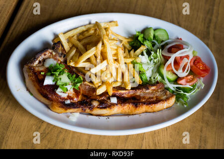 Grill Essen in lokalen Restaurant in Larnaca. Traditionelle zypriotische Essen auf Zypern Insel. Stockfoto