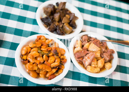 Essen auswahl der Bohne, Schweinefleisch, Leber und Kartoffel im lokalen Restaurant in Larnaca. Traditionelle zypriotische meze Essen auf Zypern Insel. Stockfoto