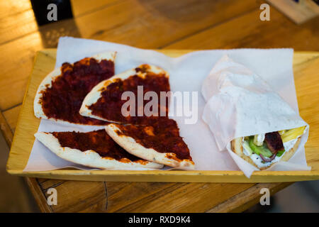 Ofen gebackenes Fladenbrot mit muhammara Paste in einem lokalen Restaurant in Nikosia. Traditionelle zypriotische Essen auf Zypern Insel. Stockfoto