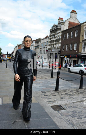 Walking Frau Statue des Bildhauers Sean Henry in Colchester, Essex, UK. Aus Bronze gefertigt und im Jahr 2017 errichtet. Stockfoto