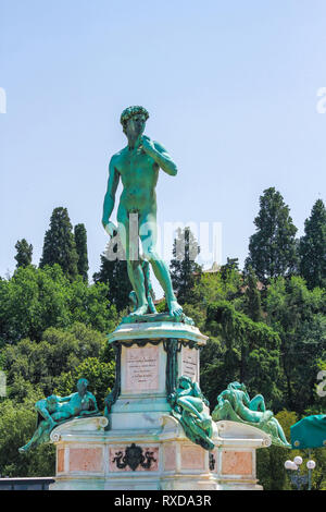 Blick auf die Statue von Michelangelos David in Florenz, Italien, an einem sonnigen Tag. Stockfoto