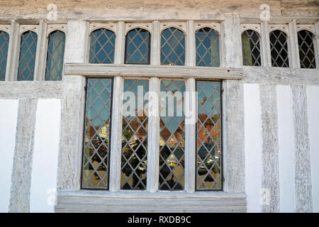 Die bleiglasfenster und Holzbalken von Lavenham Guildhall in Lavenham, Suffolk, Großbritannien. Sonnigen Tag. Stockfoto