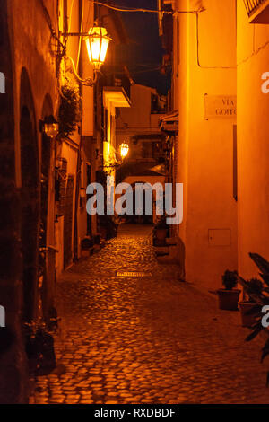 Trevignano Romano (Italien) - Eine sehr schöne mittelalterliche Stadt am Bracciano See, Provinz Rom, Region Latium, hier bei Sonnenuntergang Stockfoto