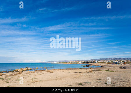 Schönen Sandstrand in Paphos. Landschaft auf Zypern Insel genommen. Stockfoto