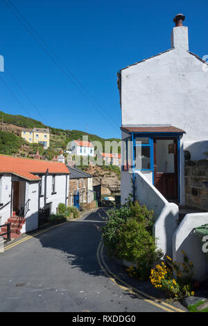 Straße im malerischen Küstenort Staithes, North Yorkshire, England. Hinab zum staithes Beck. Stockfoto