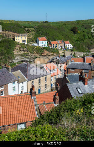 Die malerischen Küstenort Staithes, North Yorkshire, England. Blick über die Dächer auf Cowbar. Stockfoto