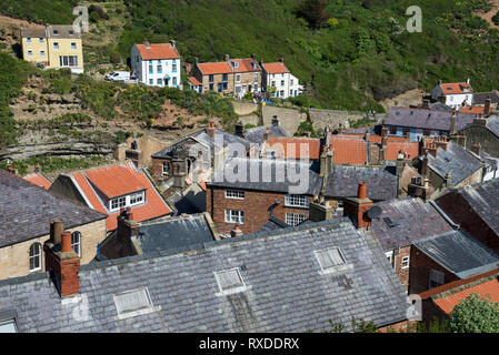 Die malerischen Küstenort Staithes, North Yorkshire, England. Blick über die Dächer auf Cowbar Nab neben Staithes Beck. Stockfoto