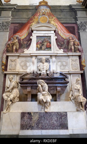 Grab von Galileo Galilei (1564 - 1642) von Giulio Foggini, die Basilika von Santa Croce (Basilika des Heiligen Kreuzes) in Florenz, Italien. Stockfoto