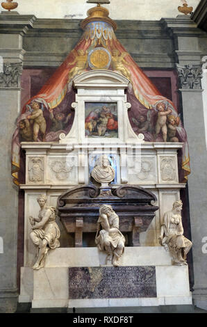 Grab von Galileo Galilei (1564 - 1642) von Giulio Foggini, die Basilika von Santa Croce (Basilika des Heiligen Kreuzes) in Florenz, Italien. Stockfoto