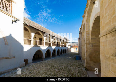 Die schöne Architektur der alten Kirche in Omodos entfernt. Stadtbild auf Zypern Insel genommen. Stockfoto