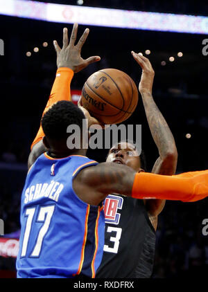 Los Angeles, Kalifornien, USA. 8 Mär, 2019. Los Angeles Clippers Lou Williams (23) schießt über Oklahoma City Thunder Dennis Schröder (17) Während ein NBA Basketball Spiel zwischen Los Angeles Clippers und Oklahoma City Thunder Freitag, März 8, 2019, in Los Angeles. Credit: Ringo Chiu/ZUMA Draht/Alamy leben Nachrichten Stockfoto