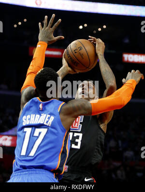 Los Angeles, Kalifornien, USA. 8 Mär, 2019. Los Angeles Clippers Lou Williams (23) schießt über Oklahoma City Thunder Dennis Schröder (17) Während ein NBA Basketball Spiel zwischen Los Angeles Clippers und Oklahoma City Thunder Freitag, März 8, 2019, in Los Angeles. Credit: Ringo Chiu/ZUMA Draht/Alamy leben Nachrichten Stockfoto