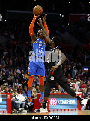 Los Angeles, Kalifornien, USA. 8 Mär, 2019. Oklahoma City Thunder Dennis Schröder (17) schießt über Los Angeles Clippers Patrick Beverley (21) Während ein NBA Basketball Spiel zwischen Los Angeles Clippers und Oklahoma City Thunder Freitag, März 8, 2019, in Los Angeles. Credit: Ringo Chiu/ZUMA Draht/Alamy leben Nachrichten Stockfoto