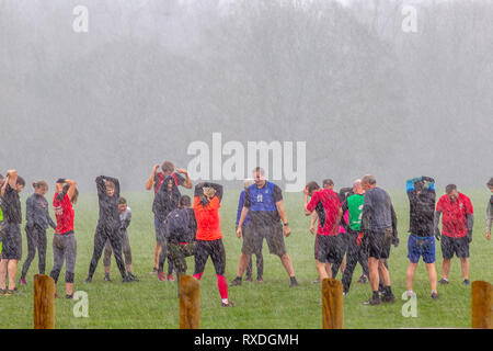 Northampton, Großbritannien. 8. März 2019. Nach einem sonnigen Start in den Tag, starke Regen kam in Midmorning Einweichen der Leute, die sich fit halten Klassen in Abington Park. Credit: Keith J Smith./Alamy leben Nachrichten Stockfoto